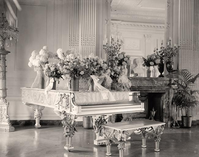 White House. Piano